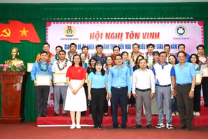 Lãnh đạo Công đoàn ngành Giáo dục Đồng Tháp cùng các gia đình, cá nhân hiến máu tình nguyện tiêu biểu.