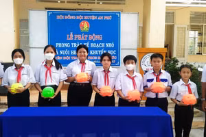 Mô hình “Nuôi heo đất khuyến học” của thầy Pha góp phần hỗ trợ HS hoàn cảnh khó khăn.