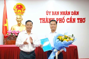 Phó Chủ tịch UBND TP Cần Thơ Nguyễn Thực Hiện trao quyết động cho ông Võ Hồng Lam.