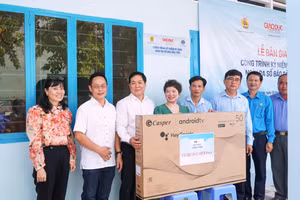 Lãnh đạo Báo GD&TĐ trao tivi và đồ dùng sinh hoạt cho giáo viên sống tại nhà tập thể.