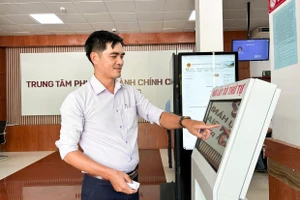 Người dân thực hiện thủ tục trên Cổng dịch vụ công tỉnh Kiên Giang.