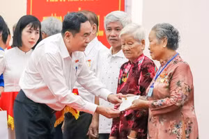 Chủ tịch Quốc hội Trần Thanh Mẫn quà tặng người có công với Cách mạng.