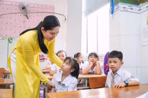 Học sinh lớp 1 TP Cần Thơ tựu trường năm học mới.