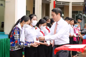 Bí thư Tỉnh ủy Hậu Giang trao học bổng cho học sinh Trường PT Dân tộc nội trú Him Lam.