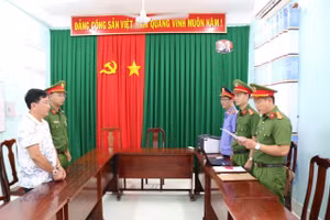 Công an Kiên Giang tống đạt các quyết định khởi tố vụ án, khởi tố bị can... đối với Nguyễn Quan Nhựt. Ảnh: CAKG.