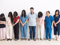 Nhóm bị can bị khởi tố về tội Lừa dối khách hàng. (Ảnh: CANA)