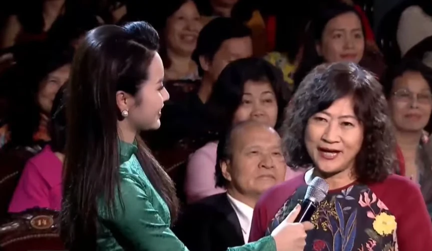 Cô giáo Quỳnh Liên xúc động chia sẻ kỷ niệm lần đầu tiên hát ca khúc "Em đứng giữa giảng đường hôm nay" khi đang là sinh viên đại học Sư phạm.