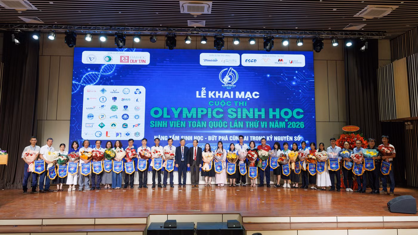 Ban tổ chức trao cờ lưu niệm cho đại diện các đơn vị dự thi. 