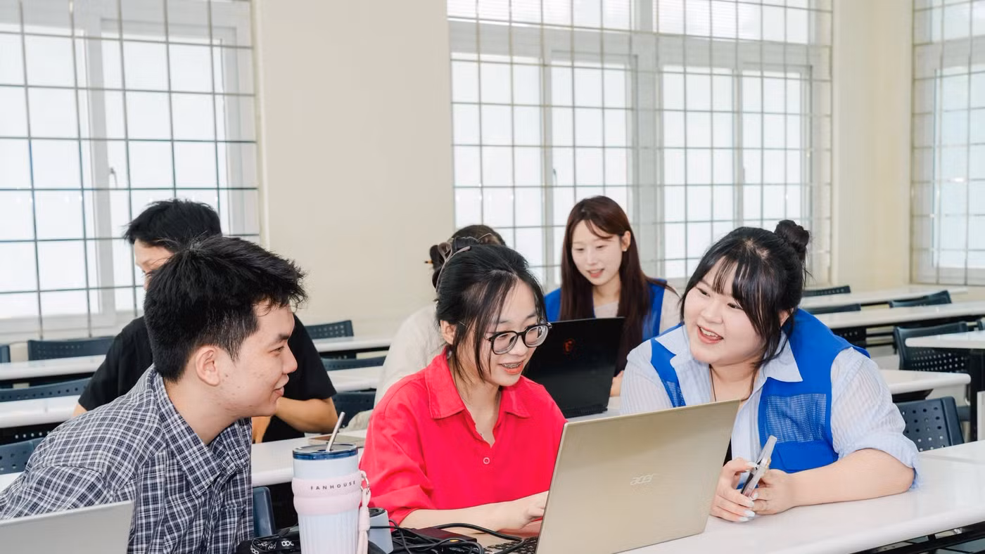 Sinh viên quốc tế cùng tham gia chương trình Trường hè Công nghệ thông tin 2026 tại Trường Đại học Sư phạm - Đại học Đà Nẵng. Ảnh: NTCC