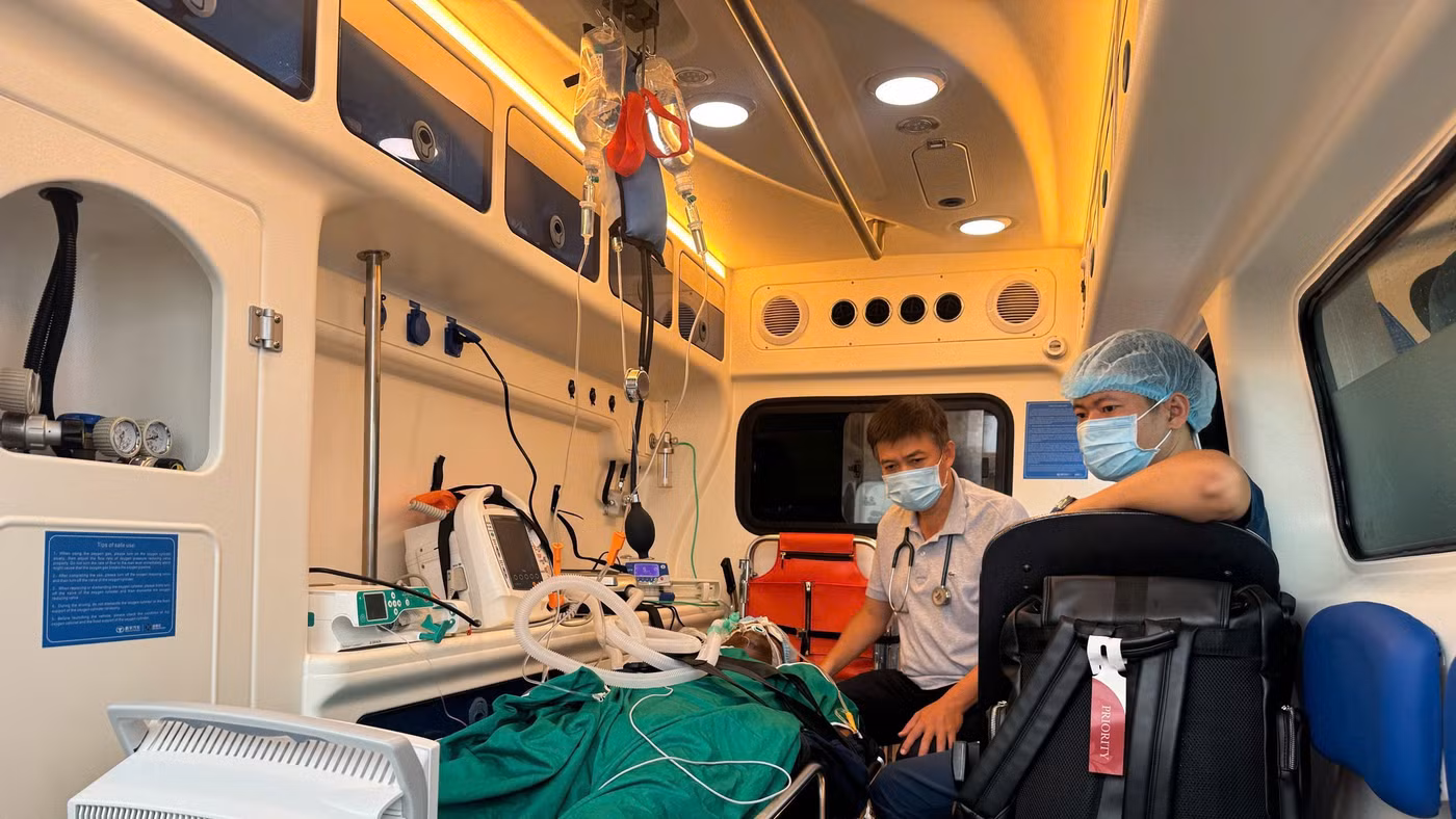 Nạn nhân nam trong vụ lật ca nô ở Phú Quốc được đưa về TPHCM điều trị. 
