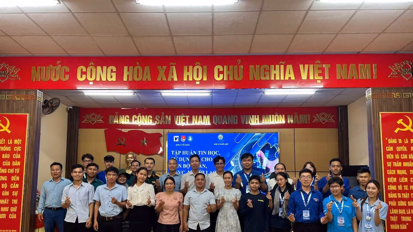 Sinh viên tình nguyện Trường Đại học Bách khoa - Đại học Đà Nẵng tổ chức các lớp tập huấn về tin học, AI, VNeID và kỹ năng số cho cán bộ xã Trà Linh.