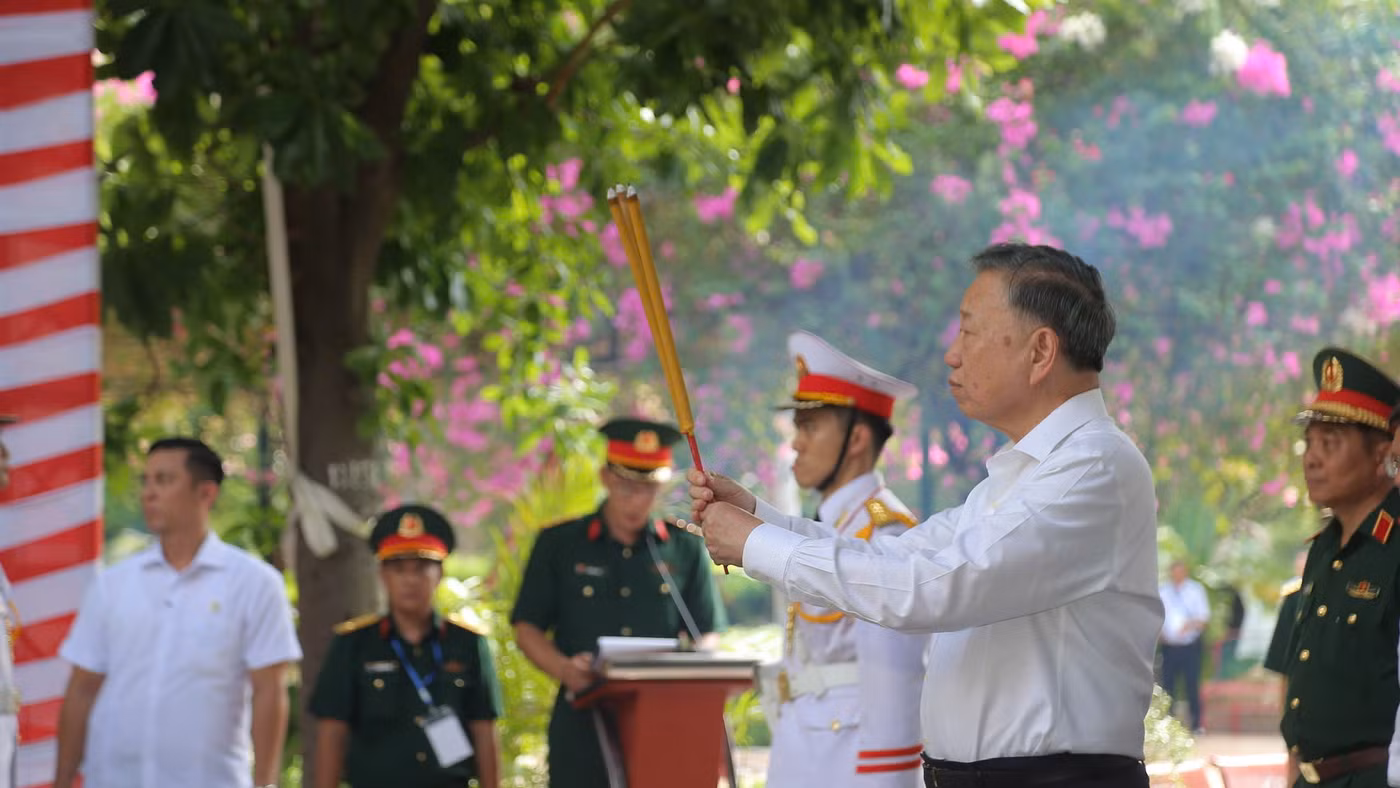 Tổng Bí thư, Chủ tịch nước Tô Lâm dâng hương tưởng niệm các Anh hùng liệt sĩ tại Công viên Lê Thị Riêng (TPHCM).