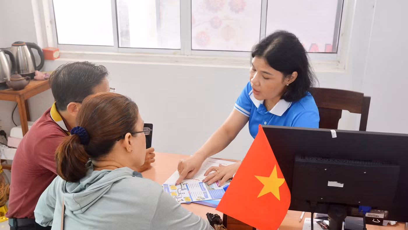 Bộ phận tuyển sinh Trường Cao đẳng Thương mại tư vấn cho phụ huynh về chương trình đào tạo hệ 9+.