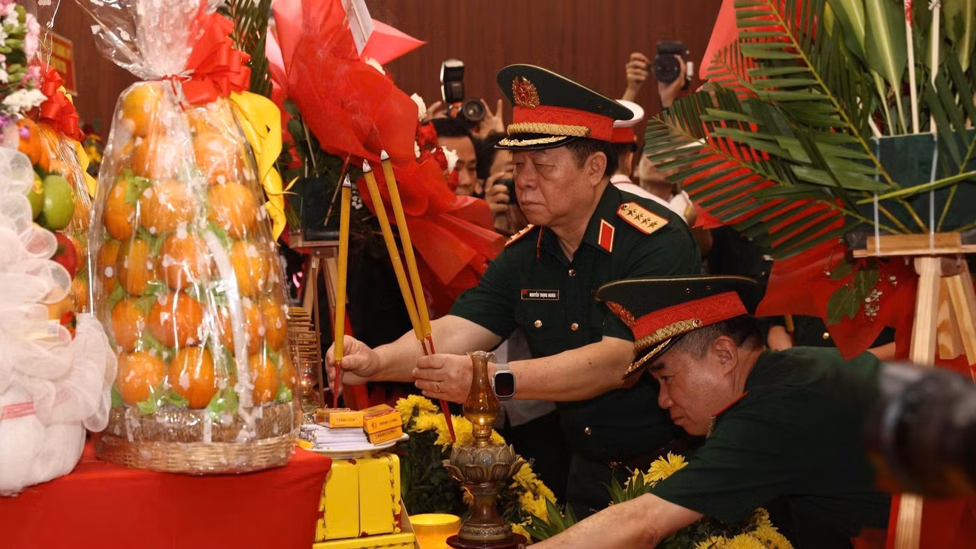 Đại tướng Nguyễn Trọng Nghĩa, Ủy viên Bộ Chính trị, Bí thư Trung ương Đảng, Chủ nhiệm Tổng cục Chính trị dâng hương tại Công viên Lê Thị Riêng. 