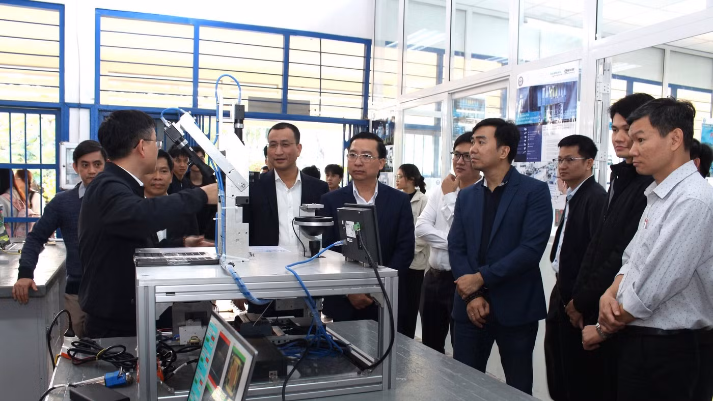 Phòng Tự động hóa và Truyền động nâng cao tại Trường Đại học Sư phạm Kỹ thuật - Đại học Đà Nẵng do doanh nghiệp tài trợ.