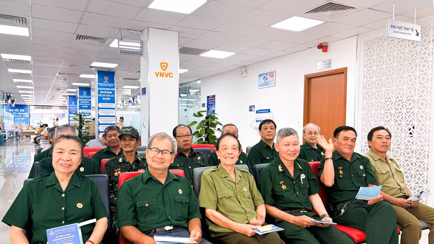 Sáng 27/7, nhiều thương binh, bệnh binh, cựu chiến binh tại TPHCM đến VNVC tiêm vaccine cúm miễn phí.