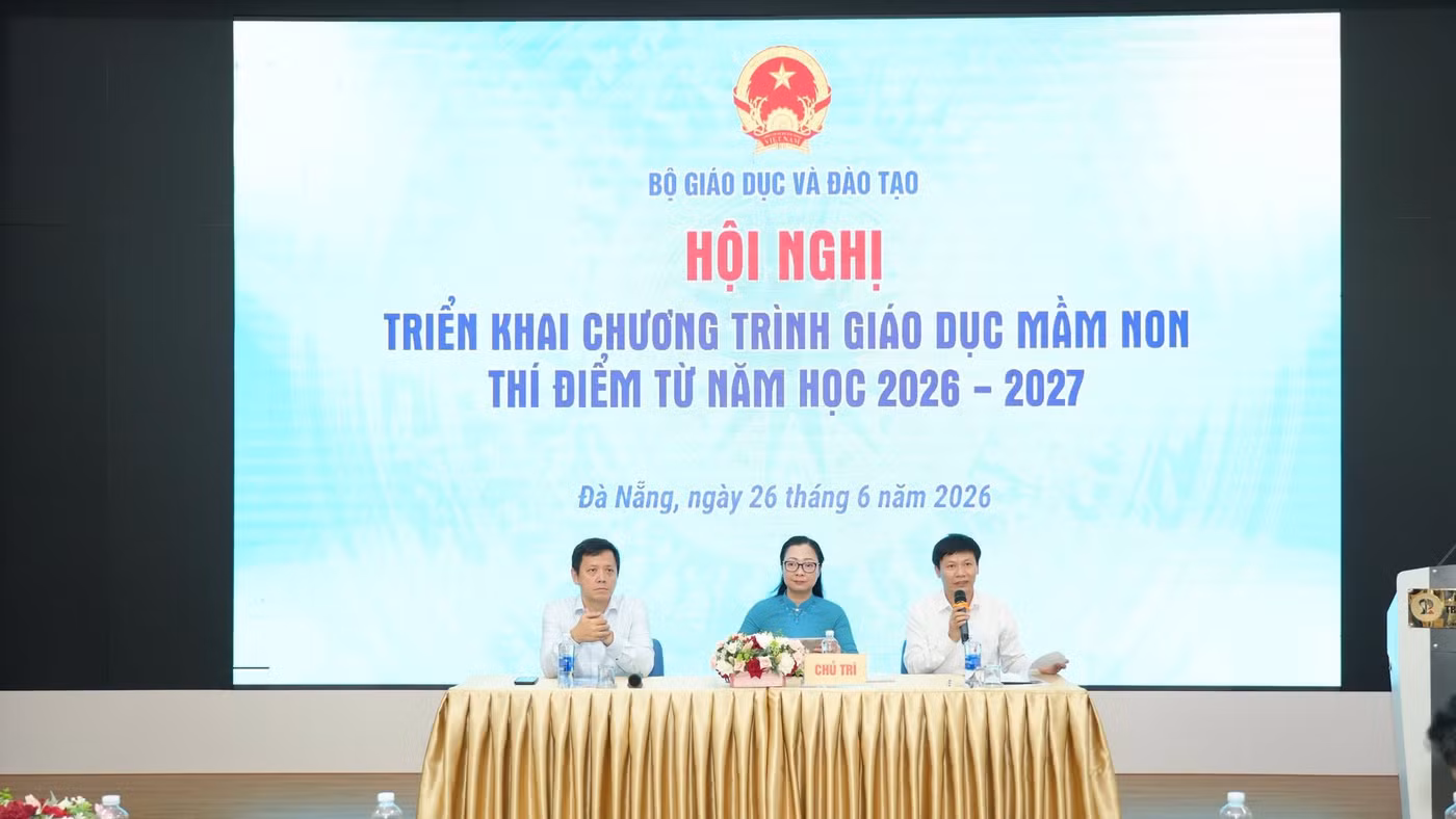 Hội nghị tổ chức theo hình thức trực tiếp kết hợp với trực tuyến. 