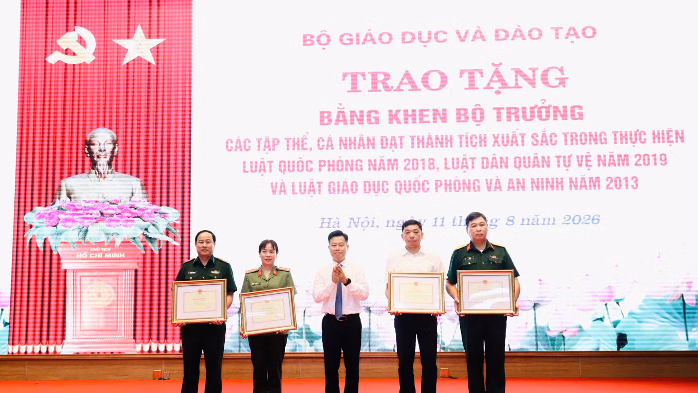 Thứ trưởng Lê Quân trao Bằng khen của Bộ trưởng Bộ GD&ĐT cho các tập thể, cá nhân.
