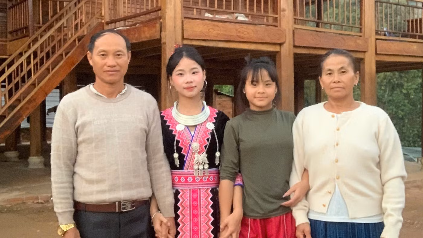 Em Lý Thị Chi Na (thứ 2 từ trái sang) chụp ảnh cùng gia đình.