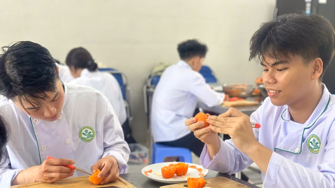 Giờ thực hành tỉa rau củ và trình bày món ăn tại Trường Cao đẳng Lương thực - Thực phẩm.