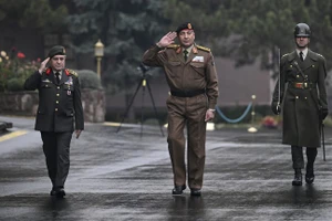 Tổng Tham mưu trưởng quân đội Libya, tướng Muhammad Ali Al-Haddad (giữa), tại Trụ sở Bộ Tổng Tham mưu ở Ankara, Thổ Nhĩ Kỳ, ngày 23/12/2025.