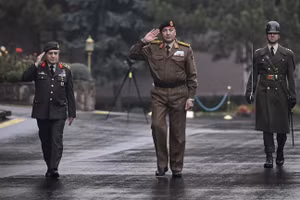 Tổng Tham mưu trưởng quân đội Libya, tướng Muhammad Ali Al-Haddad (giữa), tại Trụ sở Bộ Tổng Tham mưu ở Ankara, Thổ Nhĩ Kỳ, ngày 23/12/2025.