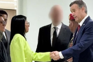 Giám đốc CIA John Ratcliffe (phải) và Tổng thống lâm thời Venezuela Delcy Rodriguez.