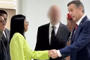 Giám đốc CIA John Ratcliffe (phải) và Tổng thống lâm thời Venezuela Delcy Rodriguez.