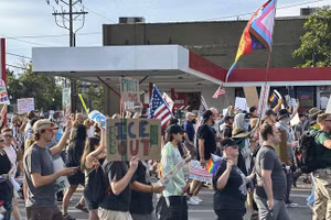 Những người biểu tình cầm biểu ngữ và hô vang khẩu hiệu trong cuộc biểu tình “No Kings”, ngày 14/6/2025, tại Salt Lake City.