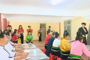 Các học viên tham gia học lớp tiếng Thái ở bản Nong La