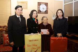 Bà Nguyễn Thị Thanh - Phó Chủ tịch Quốc hội (người thứ 2 từ trái sang) cùng đoàn công tác tặng quà gia đình bà Phạm Thị Y, vợ liệt sỹ tại thị trấn Mộc Châu.