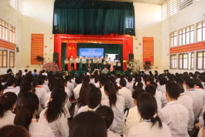 Trường PTDT Nội Trú THCS và THPT huyện Mai Sơn tổ chức ngoại khóa phòng chống thuốc lá.