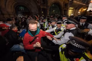 Cảnh sát đụng độ với người biểu tình ở Anh phản đối bắt giữ đoàn tàu cứu trợ Gaza, ngày 2/10/2025.