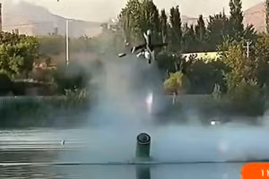 Iran ra mắt UAV tự sát phóng từ dưới biển sâu