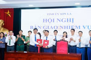 Ông Nguyễn Hữu Đông ký biên bản bàn giao nhiệm vụ Bí thư Tỉnh ủy cho ông Lò Minh Hùng.