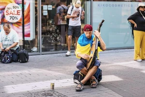 Một người tị nạn Ukraine chơi đàn bandura ở Cologne, Đức.