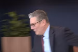 Khoảnh khắc Thủ tướng Anh Keir Starmer suýt ngã tại Hội nghị thượng đỉnh G20, ngày 22/11/2025.