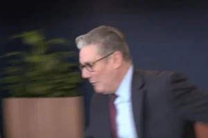 Khoảnh khắc Thủ tướng Anh Keir Starmer suýt ngã tại Hội nghị thượng đỉnh G20, ngày 22/11/2025.
