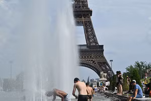 Người dân giải nhiệt tại các đài phun nước giữa đợt nắng nóng ở Paris, Pháp, ngày 20/6/2026.