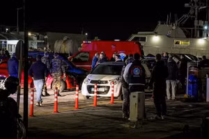 Lực lượng chức năng được điều đến hiện trường vụ va chạm giữa thuyền chở người di cư với tàu tuần tra, ngày 4/2/2026.