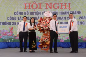 Ông Hoàng Quốc Khánh, Bí thư Tỉnh ủy, Chủ tịch UBND tỉnh Sơn La tặng hoa và quà chúc mừng huyện Yên Châu.