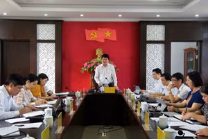 Huyện ủy Tân Lạc họp về triển khai công tác xây dựng Đảng và chỉnh đốn Đảng.