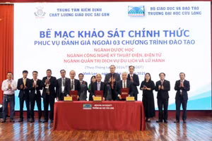 Trung tâm Kiểm định chất lượng Sài Gòn, Đoàn chuyên gia đánh giá ngoài và Trường ĐH Cửu Long ký biên bản hoàn thành đợt khảo sát chính thức phục vụ đánh giá ngoài 3 chương trình đào tạo tại Trường ĐH Cửu Long. (Ảnh: Văn Đô)