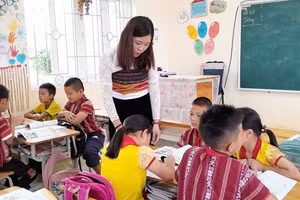 Một buổi học của cô trò Trường TH&THCS Pù Bin, xã Thành Sơn, huyện Mai Châu.