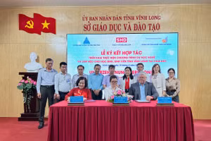 Sở GD&ĐT tỉnh Vĩnh Long, Công ty Cổ phần SHD-Corp và Phòng Thủ công nghiệp thành phố Erfurt (CHLB Đức) ký kết hợp tác triển khai chương trình du học nghề và việc làm tại CHLB Đức cho học sinh, sinh viên. (Ảnh: Minh Hoàng)