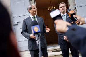 Bộ trưởng Tài chính Mỹ Scott Bessent (trái) và Đại diện Thương mại Mỹ Jamieson Greer phát biểu với giới truyền thông sau khi các cuộc đàm phán thương mại giữa các quan chức cấp cao của Mỹ và Trung Quốc kết thúc vào ngày 11/5/2025.