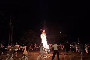  Hoạt động giải trí, giao lưu văn nghệ, đốt lửa trại cùng địa phương. Ảnh: Minh Hoàng.