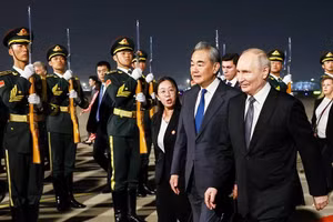 Ngoại trưởng Trung Quốc Vương Nghị (trái) đón tiếp Tổng thống Nga Vladimir Putin, ngày 19/5/2026.
