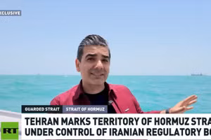 Phóng viên Saman Kojouri của hãng tin RT tại eo biển Hormuz, Iran, ngày 21/5/2026.