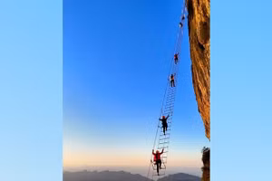 Du khách đang leo lên "Thang trời".